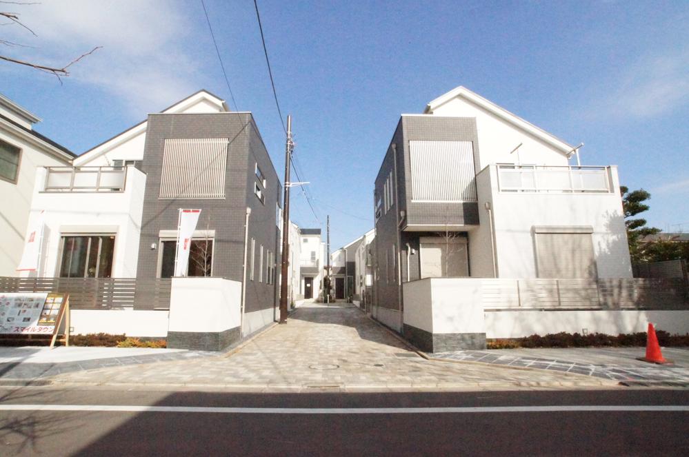 Same specifications photos (appearance). The building was a two-tone color to the subject will attract the eye.