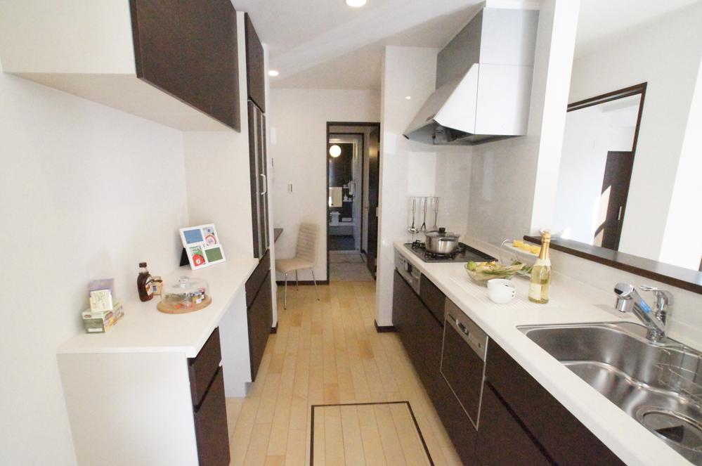 Same specifications photo (kitchen). Face-to-face kitchen overlooking the room.