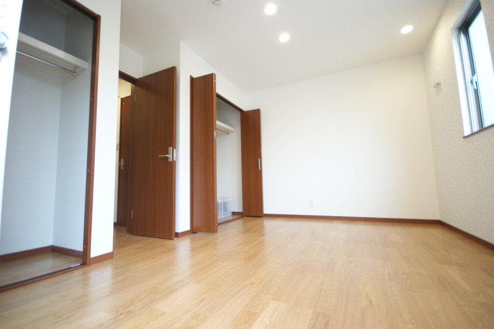 Same specifications photos (Other introspection). There is also adhered to the color of the color scheme.