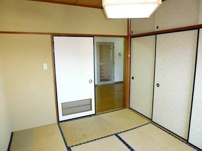 Living and room. Japanese-style room with a closet on one wall