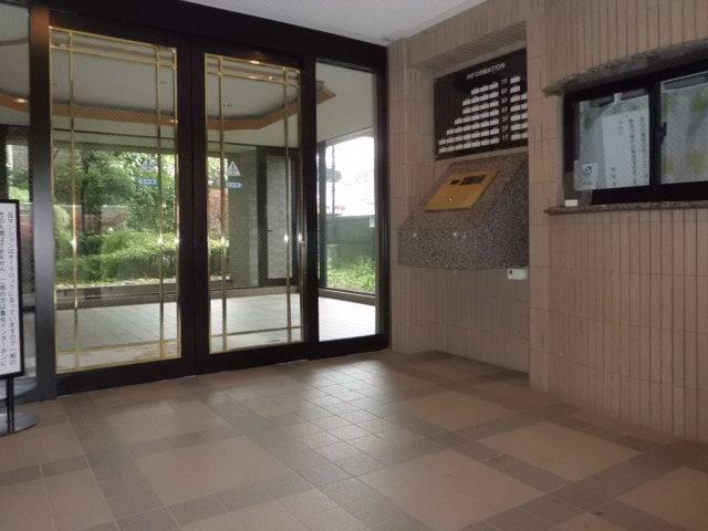 Entrance. Common areas