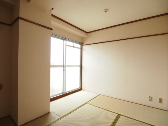 Other room space. It is very bright also south-facing Japanese-style room.