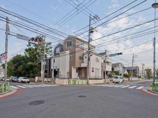 Local photos, including front road. Local (10 May 2013) Shooting