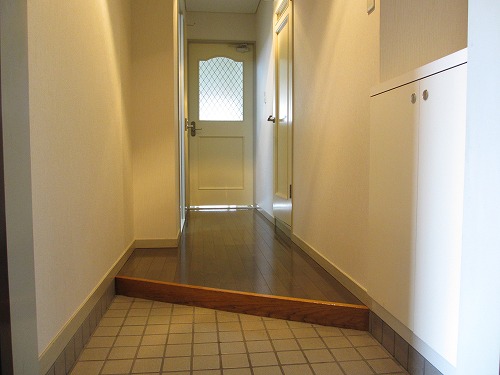 Entrance. Spacious entrance with shoes BOX