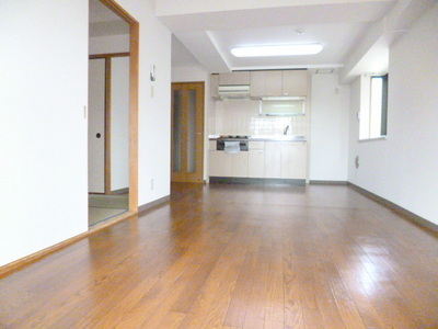 Living and room. Spacious living room corner room 2 Men'irodori light