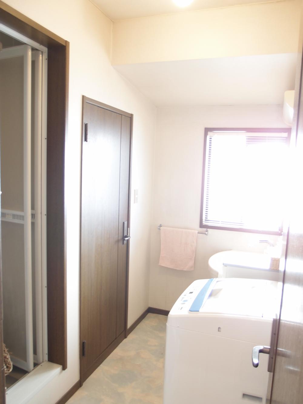 Wash basin, toilet. Second floor room (12 May 2013) Shooting