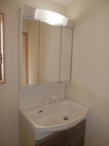 Wash basin, toilet. Shampoo dresser will enter the popular three-sided mirror specification.