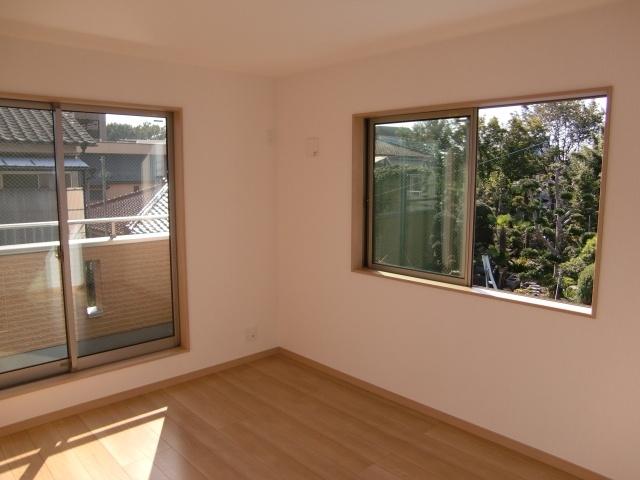Non-living room. It is the west side of the Western-style. It is light and airy. It is also good views of the window.