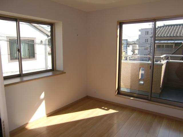 Non-living room. It is the east side of the Western-style. I There is a feeling of opening.
