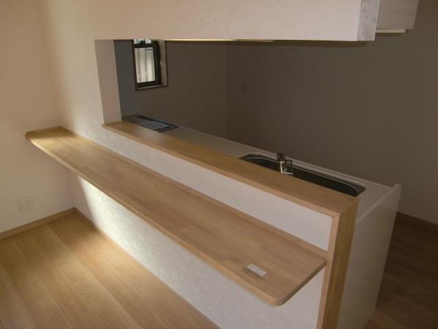 Kitchen. There is a cafe type of kitchen counter, It can be used for breakfast or the like.