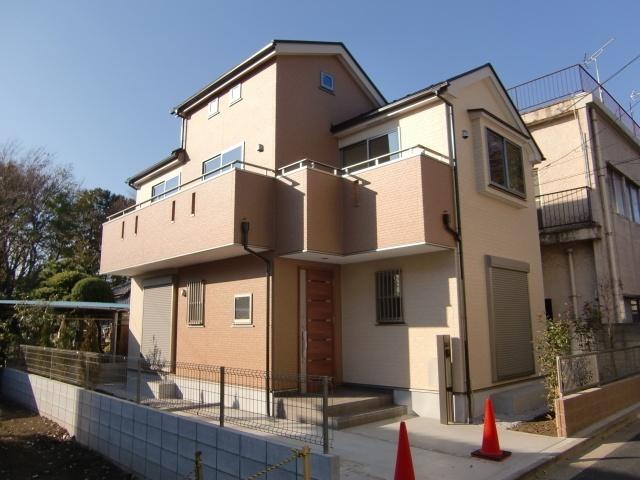 Local appearance photo. It was completed. garden ・ Parking space is 3m, East road, Big garden west of the landlord's house, It is good for both day ventilation.