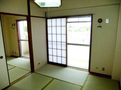 Living and room. Between Japanese-style second south