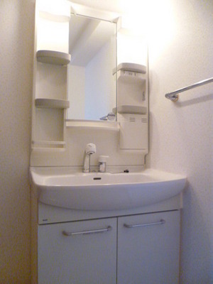 Washroom. Independent wash basin (same floor plan other Room No. reference photograph)