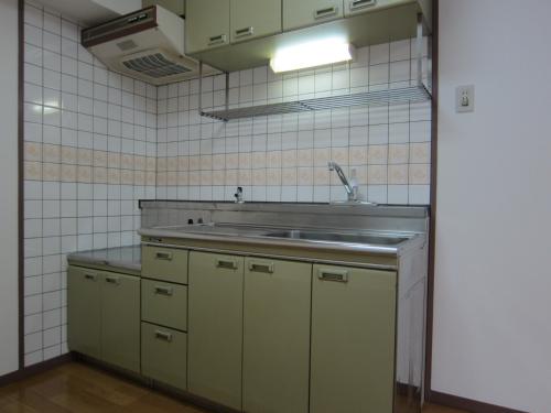 Kitchen. Two-burner stove-mounted kitchen