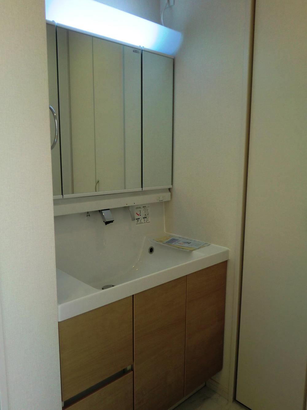 Wash basin, toilet. Local (11 May 2013) Shooting