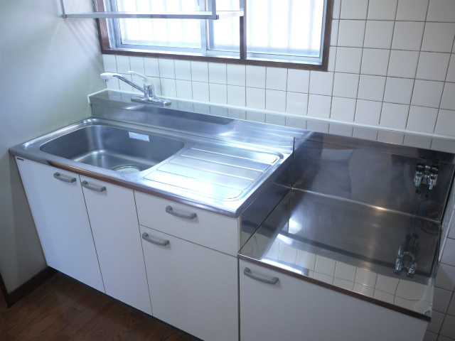 Kitchen. Two-burner gas stove installation Allowed! 