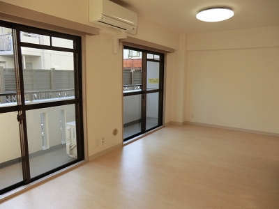 Living and room. 104 is a picture. There is no blindfold to 204.