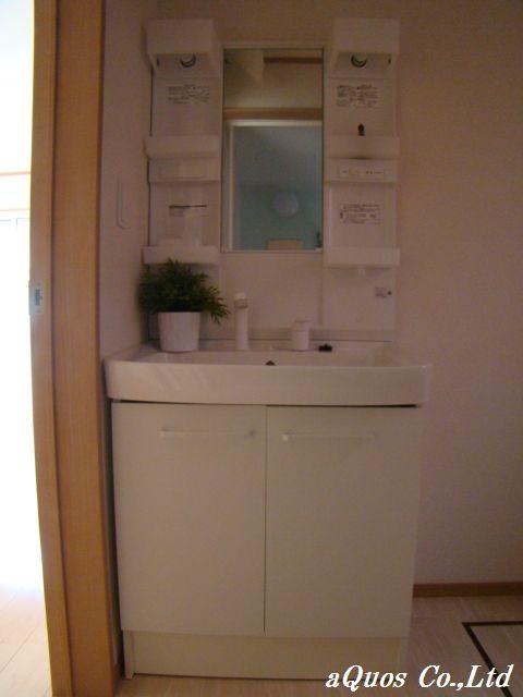 Wash basin, toilet. Indoor (10 May 2013) Shooting