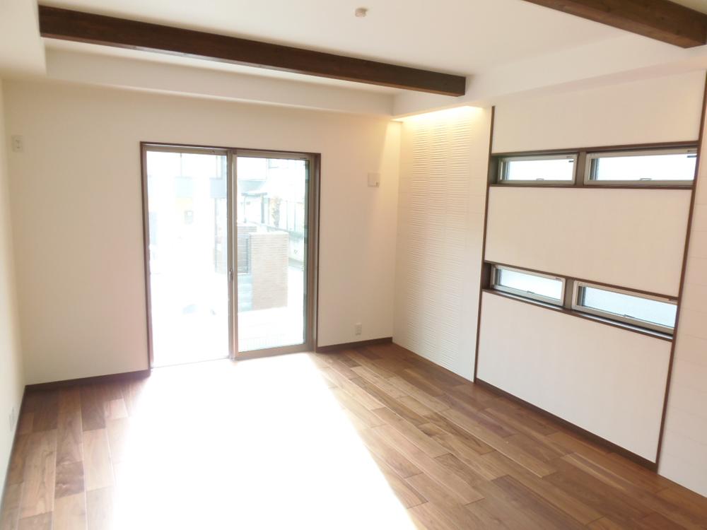 Living. Indoor (12 May 2013) the arrangement of shooting windows and contrarian, It light is directed at the small place, such as folding on the ceiling.