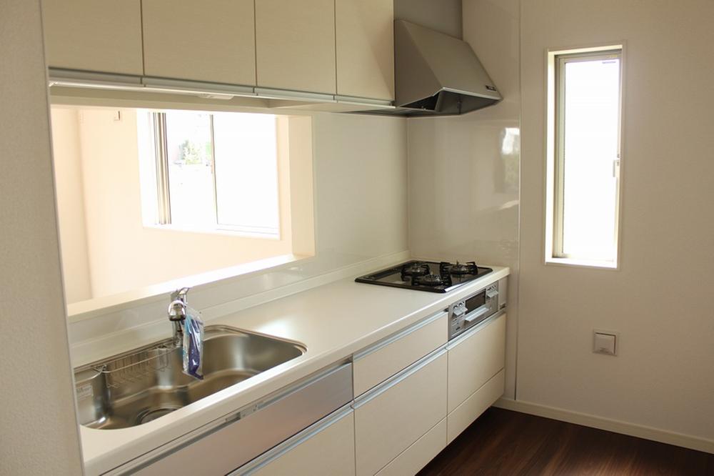 Kitchen. Seller construction cases. Also set up a large window in the kitchen part, Attention to ventilation.