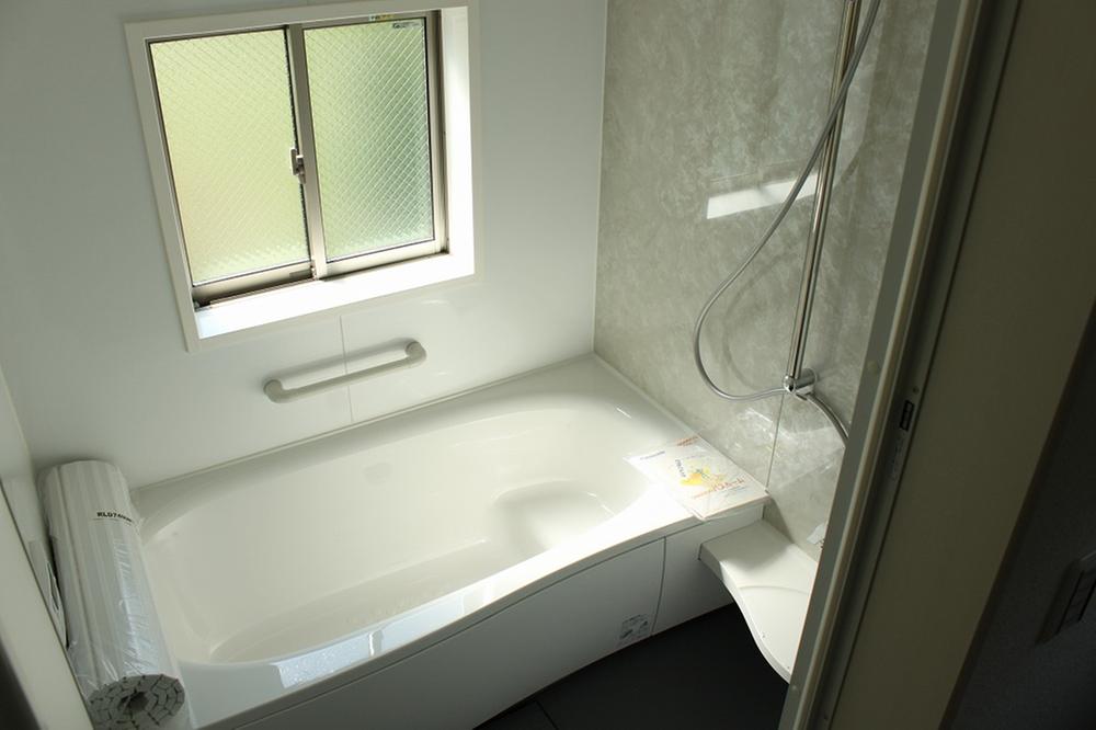 Bathroom. Seller construction cases. In order to realize the bright bathroom, Adopt a larger window. It will also come in handy in ventilation so that the moisture is not ac- cumulate.