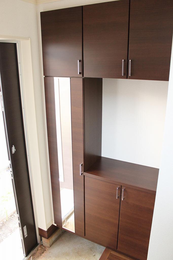 Entrance. Seller construction cases. Interior color scheme was also stocks a large number of variations.