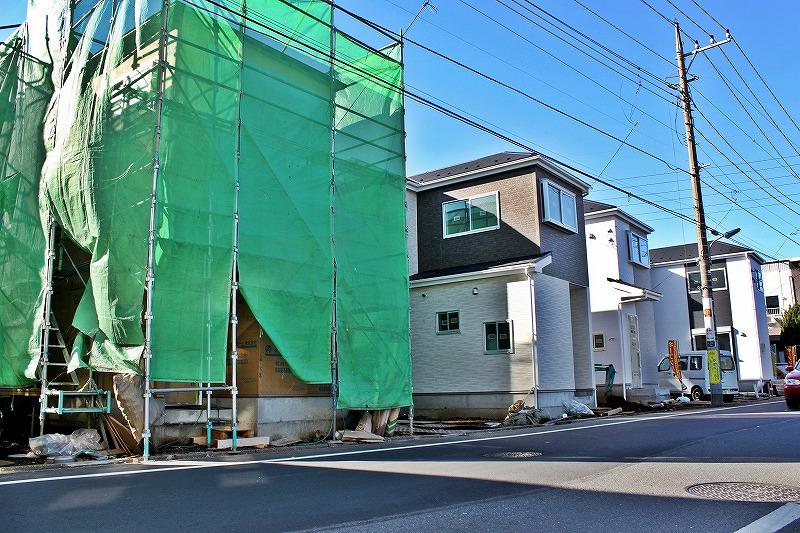 Local photos, including front road. It is in contact with the public roads of the front about 8.0m, Parking can also be comfortably in the back.