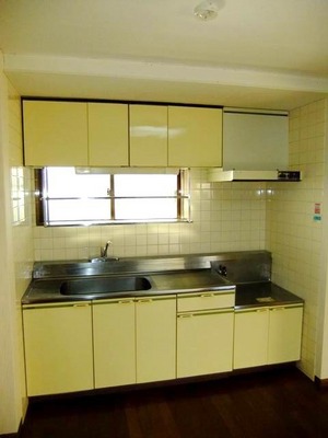 Kitchen. A window kitchen (gas stove Please prepare by yourself)