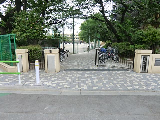 Junior high school. 1009m to Itabashi Akatsuka first junior high school