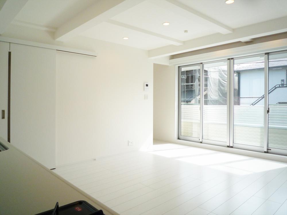 Living. ■ 2F: a living-dining large windows are designed to think the sense of openness and daylighting. The window is incorporating the multi-layer glass, Cool in summer in winter you can keep warm room.