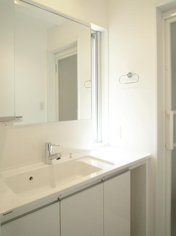 Wash basin, toilet. ■ Washroom