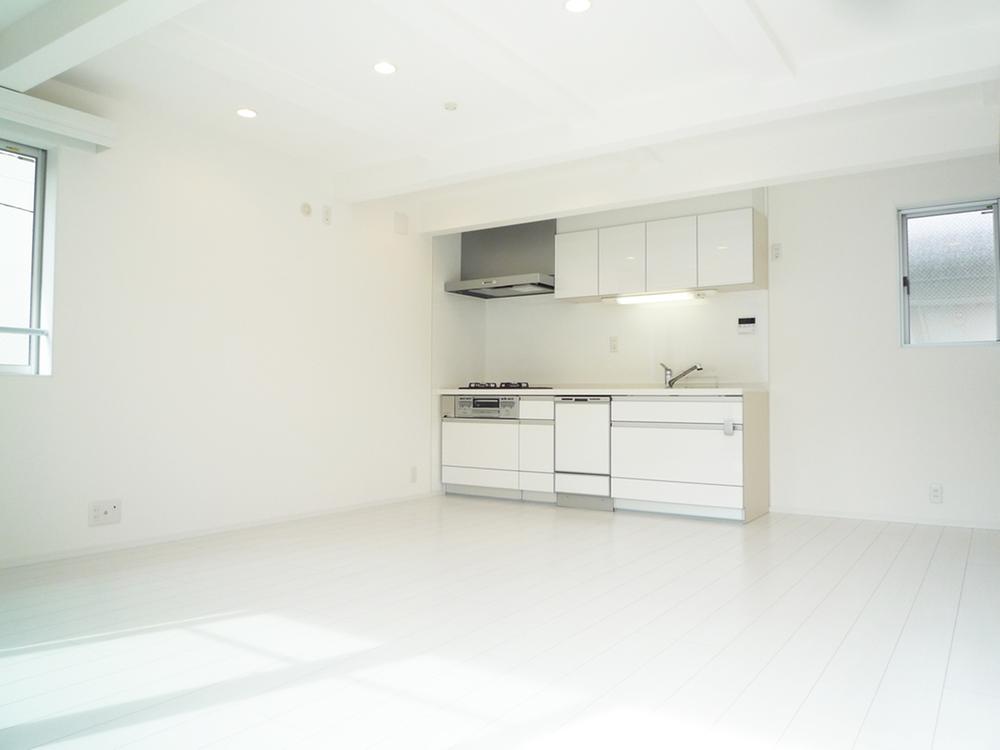 Living. ■ 2F: a living-dining