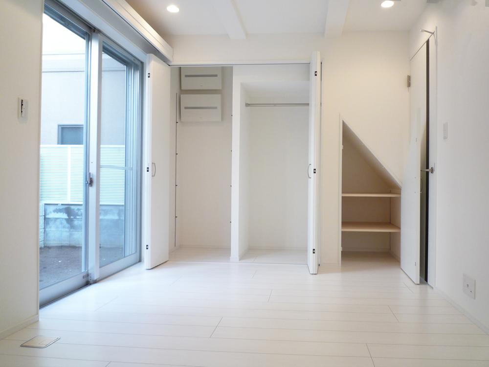 Non-living room. ■ 1F: it has been designed without waste a lot of storage to the free space any room. Under-floor storage and shelves, Such as stairs under storage and outlet housing, Only a variety of ideas because designer property was meticulous!