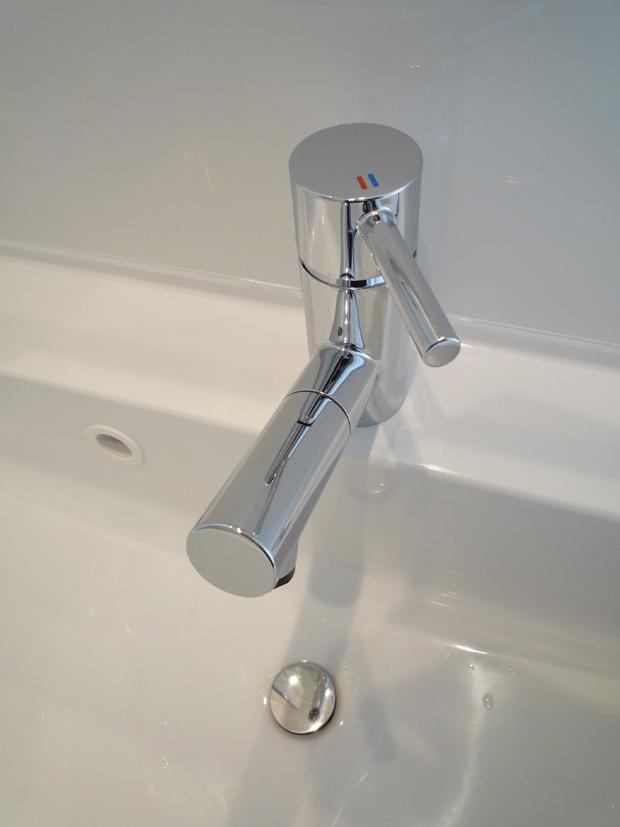 Other Equipment. ■ Equipment; you can wash to clean up the corner of the wash basin so with shower faucet faucet is extended. This is useful when you put the water in the vase!