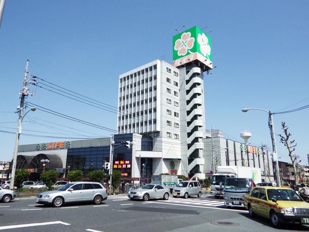 Supermarket. Large supermarket to life Heiwadai shop in the 640m Heiwadai Station. Hours 9:00 ~ 25:00 and, very convenient!