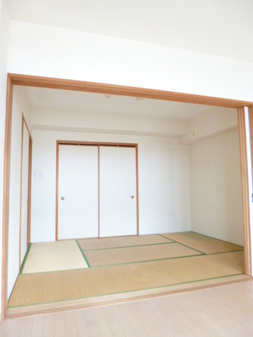 Living and room. Is a Japanese-style room about 6 Pledge of living and continued.