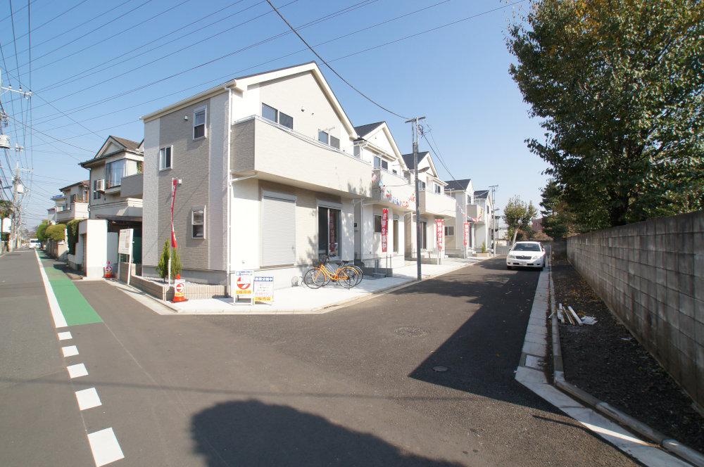 Local appearance photo. It is a subdivision of the total Tominami facing, including the southwest corner lot. It is spacious also front road, All building day is a good thing.