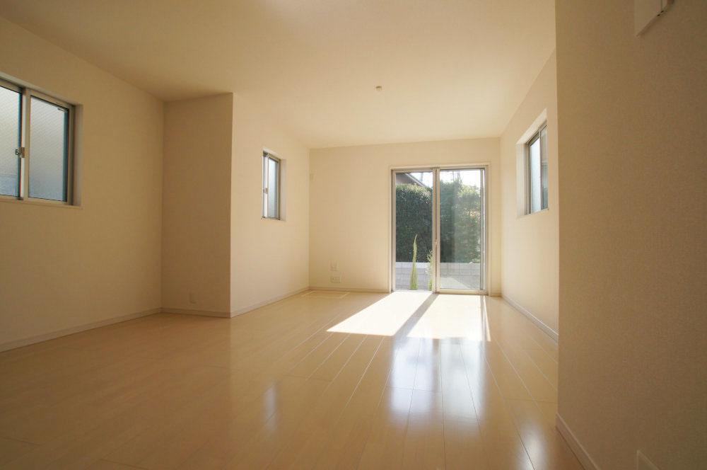 Living. It is abundantly incorporating bright living and the saturation light.