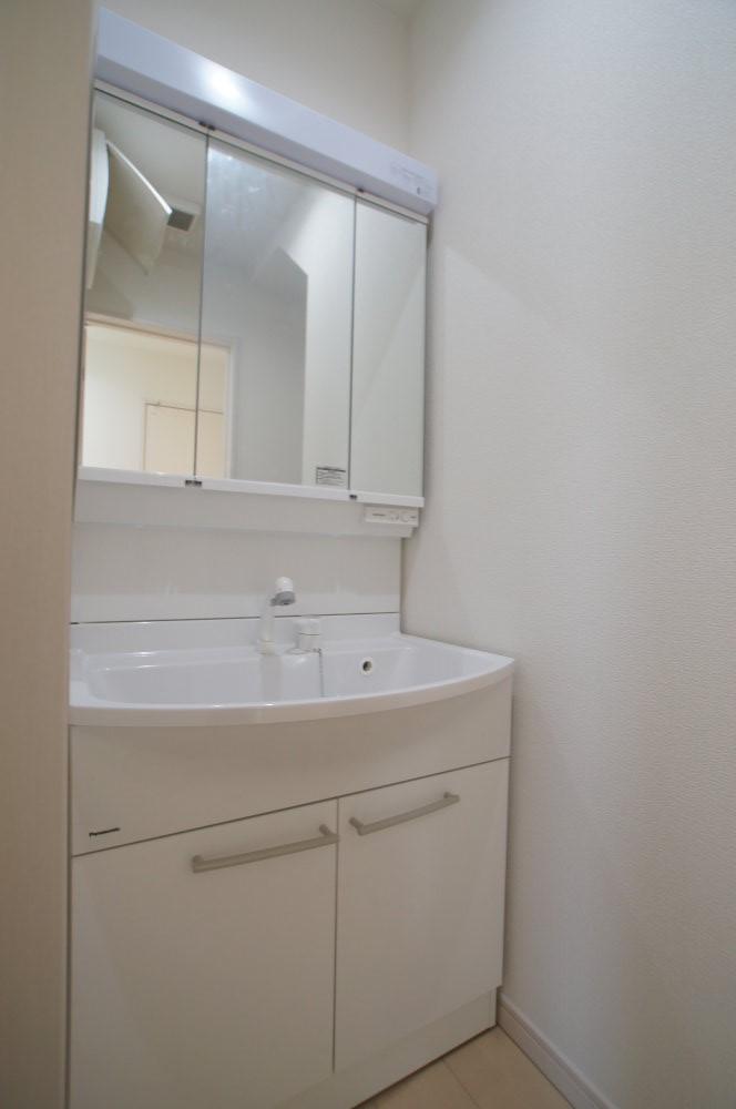 Wash basin, toilet. It can also be fashionable directing grooming, There is also a storage capacity, It is the washstand that combines practicality