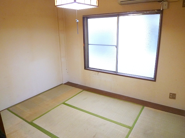 Living and room. 6 Pledge of Japanese-style room is good smell of tatami! 