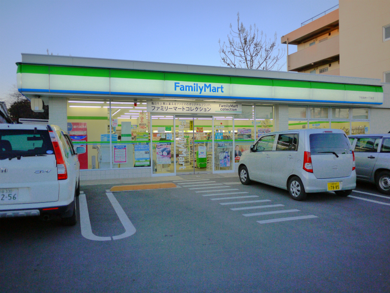 Convenience store. FamilyMart Shimoshakujii chome store up (convenience store) 607m