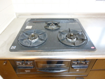 Kitchen. 3-neck gas stove