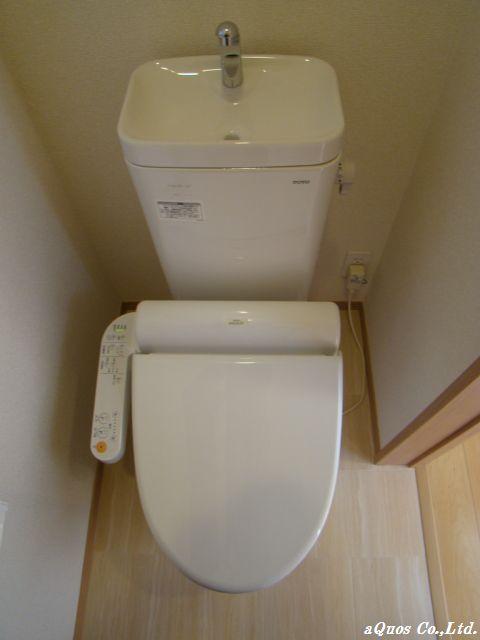 Toilet. Indoor (11 May 2013) Shooting