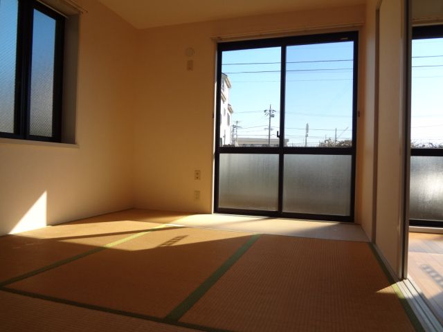 Living and room. Sunny Japanese-style room 6 quires