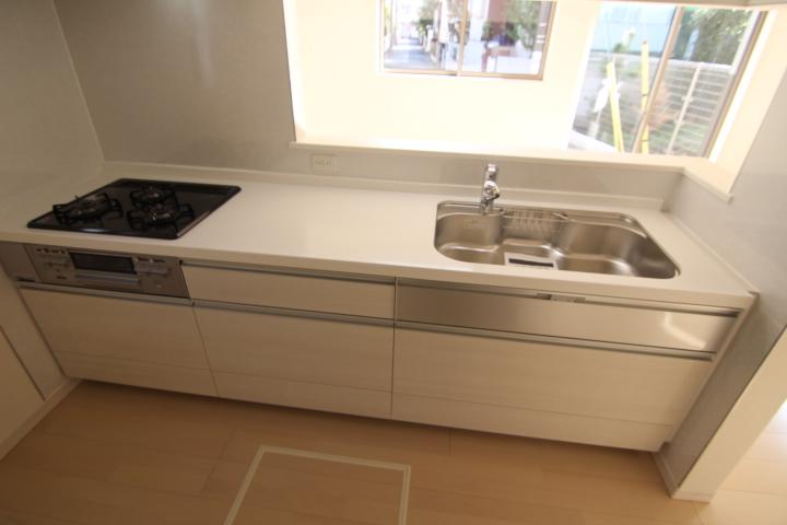 Kitchen. Face-to-face kitchen where you can enjoy a conversation with your family, even while the 1 Building dishes