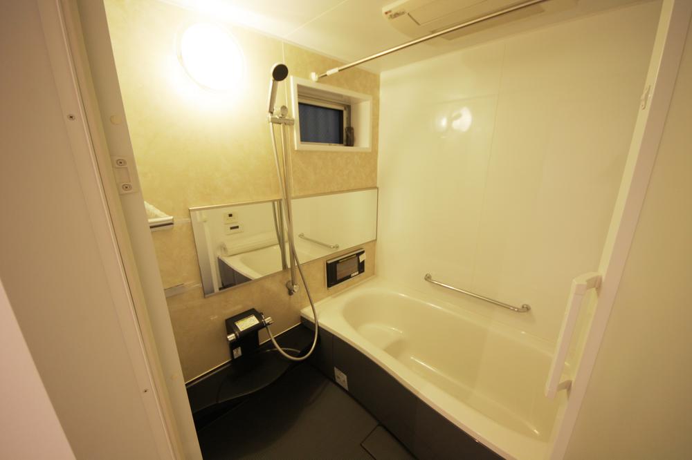Bathroom. 14 inches bathroom TV ・ With mist sauna
