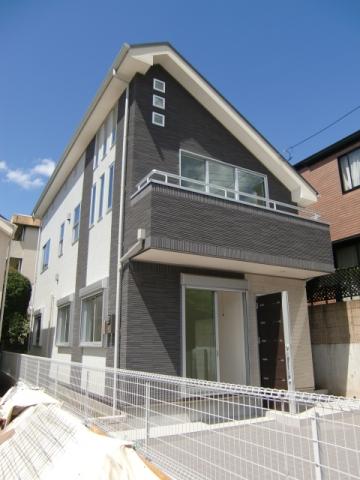 Local appearance photo. The second floor is also Western-style also gradient ceiling living, There is a feeling of opening. Parking two + bike is also possible, Spacious. 