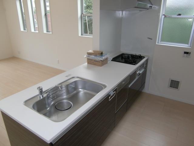 Kitchen. Dishwasher ・ It is an open kitchen with a water purifier. It will tackled to make cooking while confirming the children. 