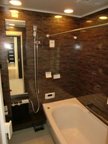 Bathroom. Bathroom Dryer ・ Long mirror ・ It is the latest of the popular grade, such as stick-type shower nozzle.