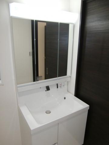 Wash basin, toilet. It contains the popularity of luxury three-sided mirror specification. 